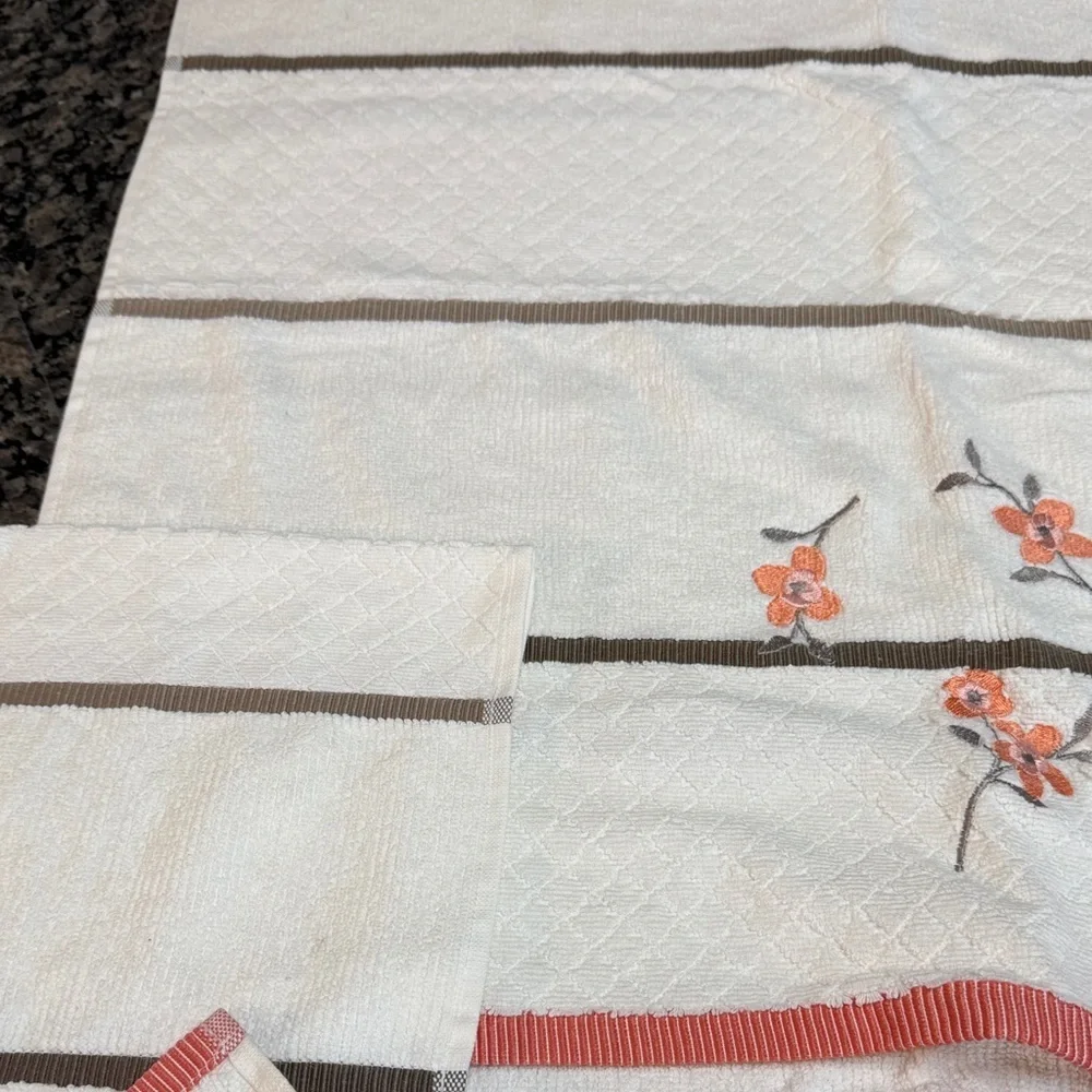 Kohl's Coral and White floral Embroidered Bath Towel set NWT
